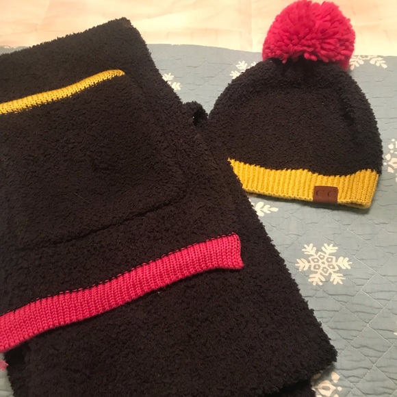 Hat and matching scarf - Picture 1 of 4